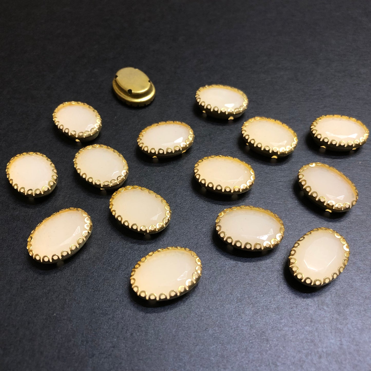 Clipy Oval Plastic Stones